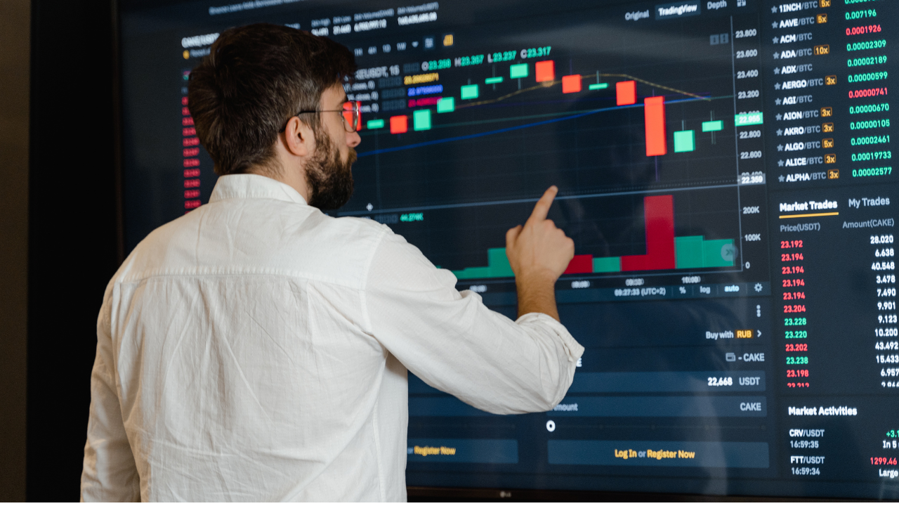 TLT Tests Support While GLD Tops Out – Key Technical Levels
