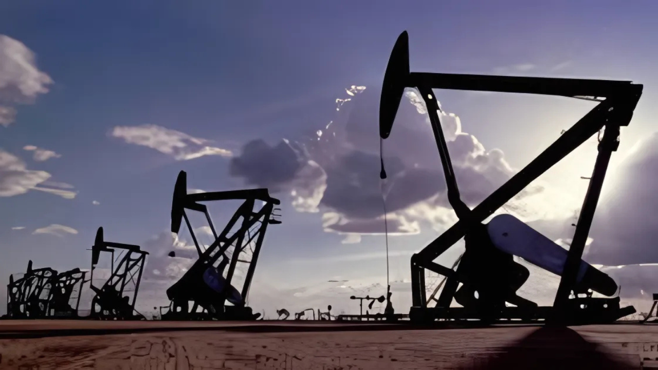 Oil and Gold Prices Edge Up Amid U.S. Policy Shifts and OPEC+ Uncertainty