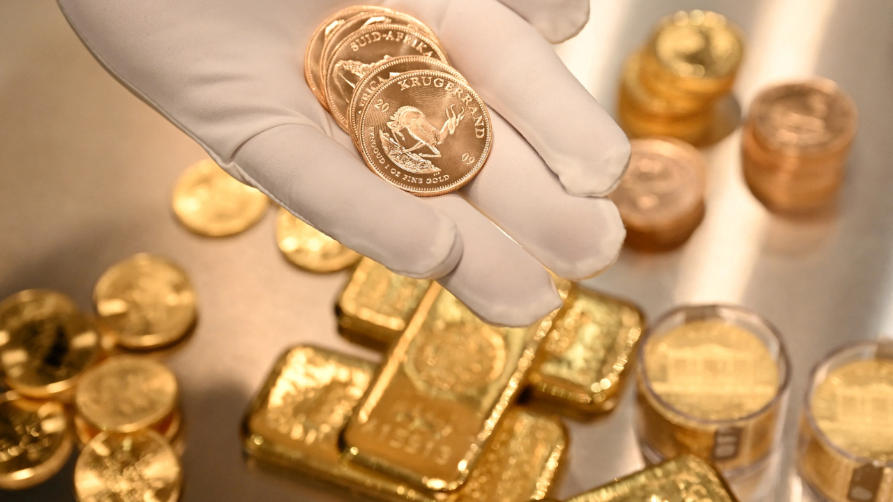 Gold Prices Ease as Profit-Taking Follows Middle East Crisis Rally; Oil Remains on Edge